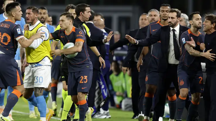 ‘You’re Sh****** Yourself!’: Conte and Martinez in explosive touchline spat