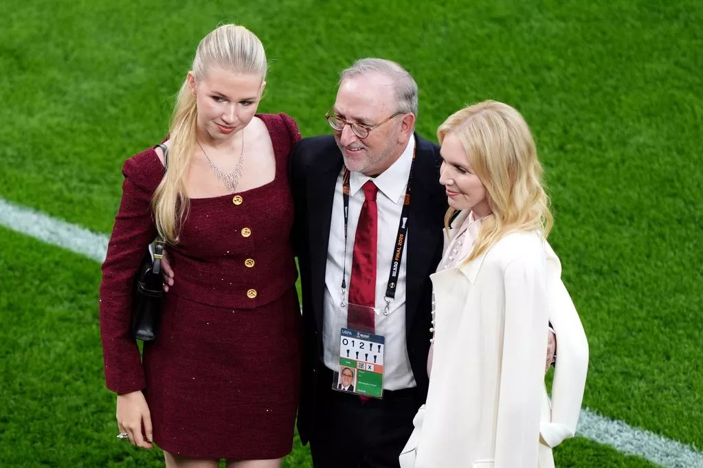 Takeover clause grants Glazers power to oust Ratcliffe in full sale