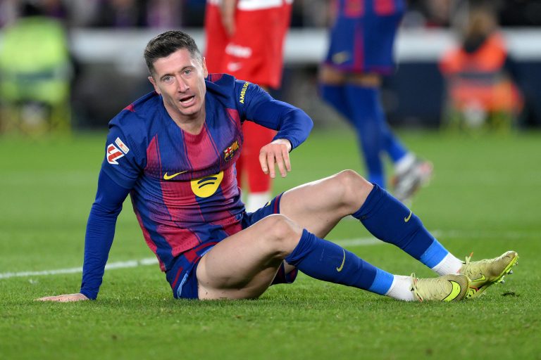 Robert Lewandowski willing to take pay cut and secondary role to stay at Barcelona