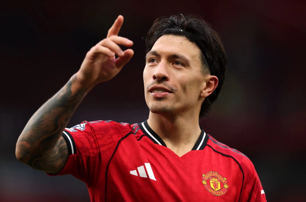 Lisandro Martinez challenges Paul Scholes to meet in his house