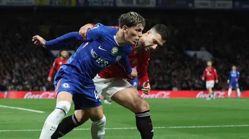 Manchester United beat Chelsea boosting Champions League hopes