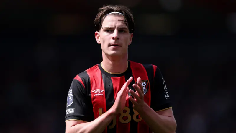 Alex Scott rejects Bournemouth contract as PL giants circle Alex Scott rejects Bournemouth contract as PL giants circle